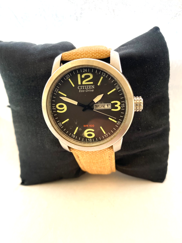 Citizen Hommes Eco-Drive Jour et Date 100 MT Wr Nylon Sangle Montre E101-S064783 - Photo 3 sur 12