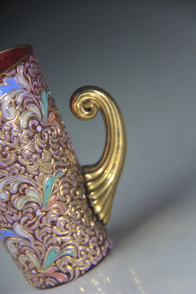 Антикварная мозерная стеклянная клюквенная эмалированная кружка с позолоченной ручкой - Изображение 3 из 4