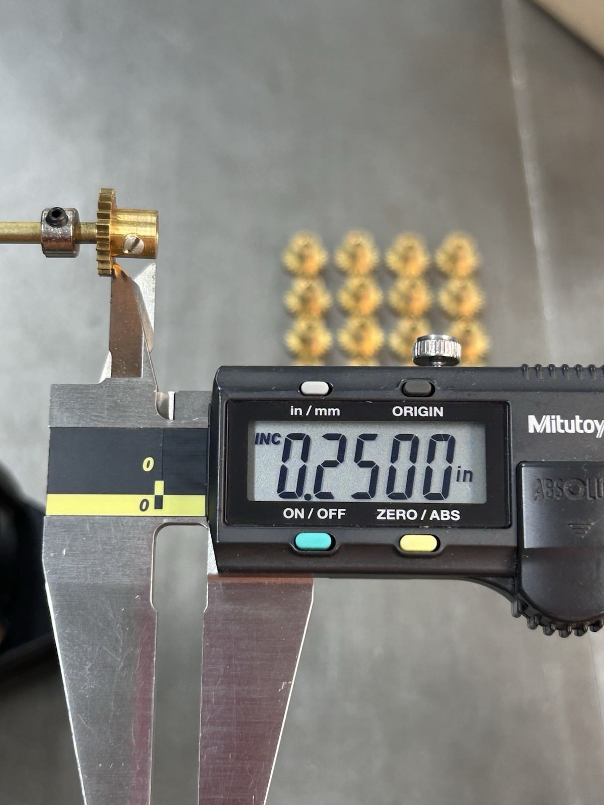 QTY 1 KEMTRON BRASS PINION GEAR 48 PITCH 22 TEETH .125" BORE SLOT CAR / RAILROAD