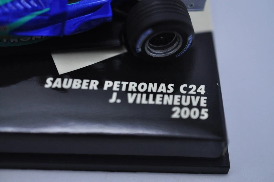 Minichamps PMA 1:43 Sauber Petronas C24 F1 2005 Jacques Villeneuve Excellent - Image 3 of 4