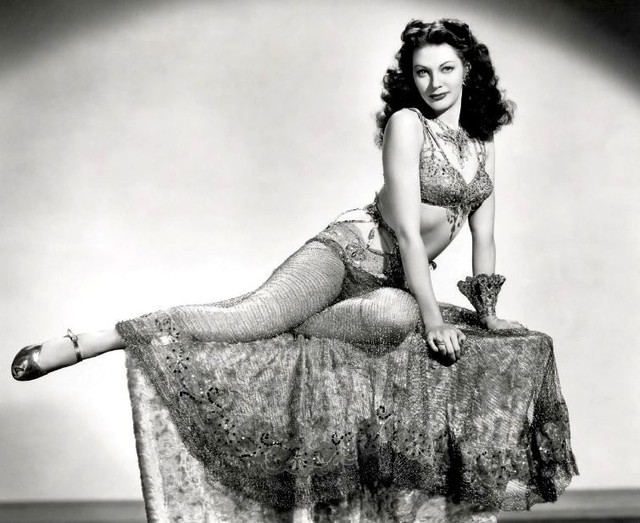 THE MUNSTERS YVONNE DE CARLO LILY MUNSTER SEXY ACTRESS BIKINI PUBLICITY PHOTO | eBay