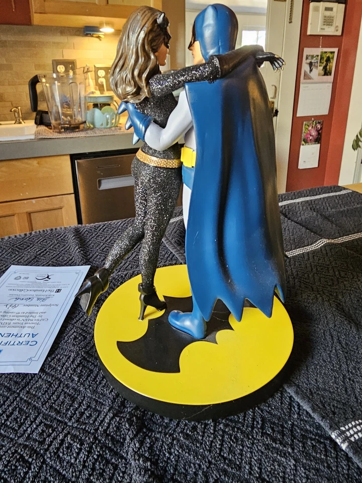 FOREVER YOURS BATMAN AND CATWOMAN 9" SCULP.  FIGURE BRADFORD/HAMILTON - Image 3 of 4