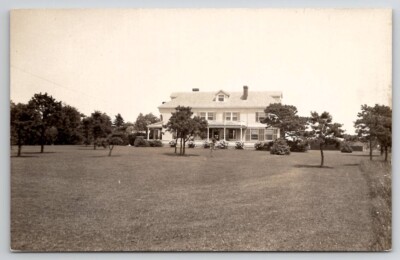 Une Belle Et Grande Maison Blanche Se Dresse Entourée D'un Paysage