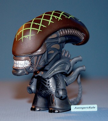 AVP Whoever Wins Collection Titans Vinyl Figures Grid Alien 2/20