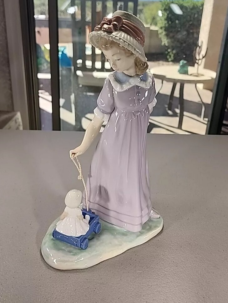 Lladro Girl with Toy Wagon 5044 Pulling Doll Carriage Tirando de