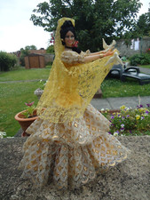 ANCIENNE POUPEE DE COLLECTION 'ESPAGNOLE DE 32 CM TENANT DES COLOMBES