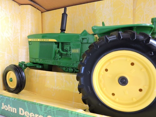 2001 VTG John Deere 3020 Tractor with 4 Bottom Plow 1/16th Scale NEW IN ORIG BOX - Picture 9 of 17
