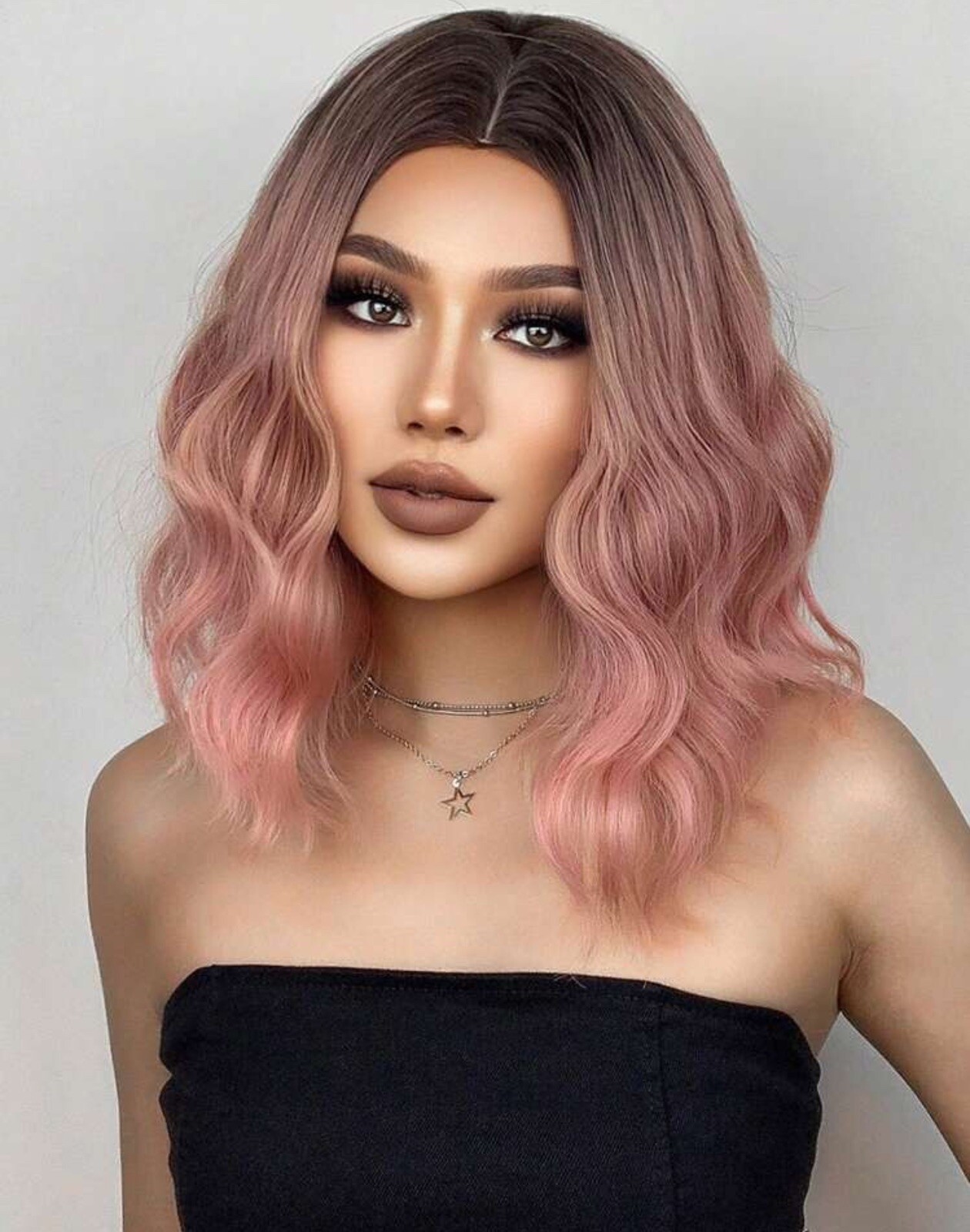 Perruque rose courte ondulée pour changer de style facilement et sans coiffeur