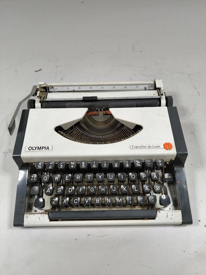 Olympia Traveller Typewriter In Collectible Typewriters for sale