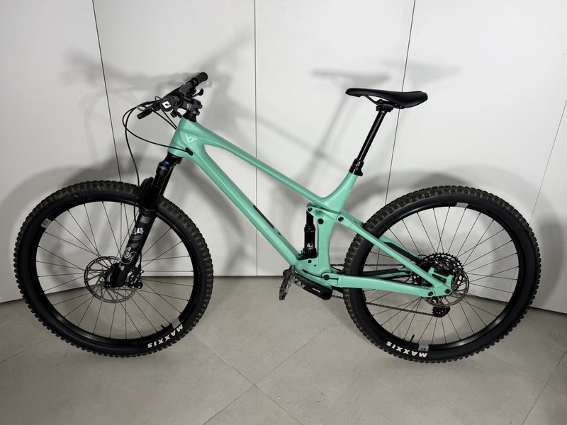 YT Izzo Core 2 2023 Wasabi Green Carbon Trail Bike Fox 34 SRAM 12spd 29er Large