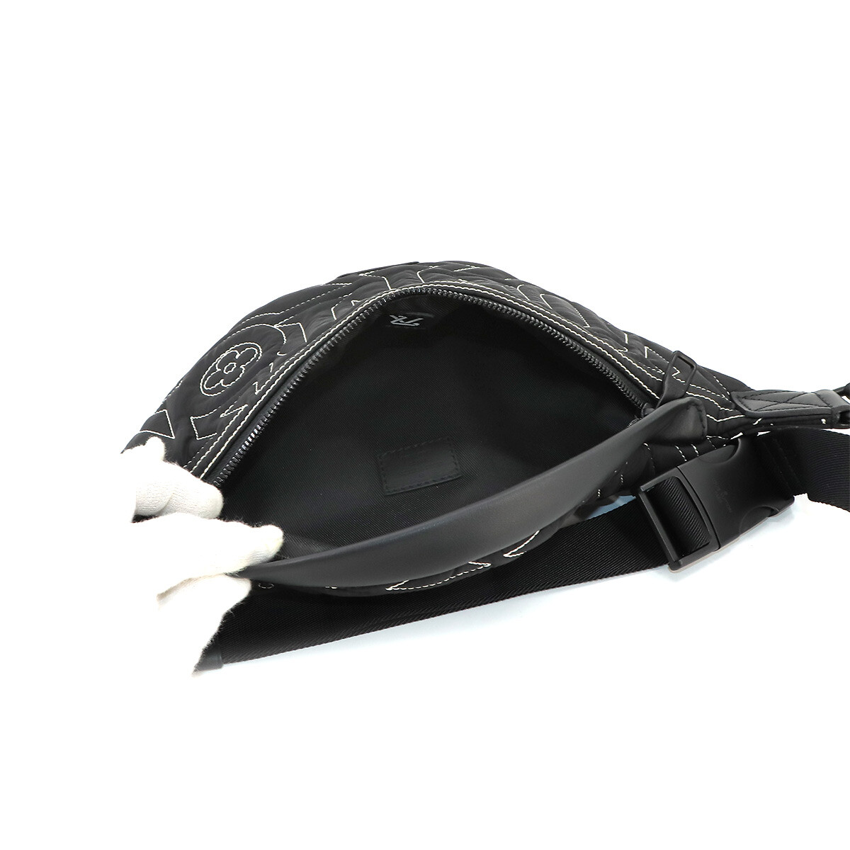 LOUIS VUITTON LV Snow Discovery Bumbag Body Bag Nylon Black LOUIS VUITTON LV Snow Discovery Bumbag Body Bag Nylon Black