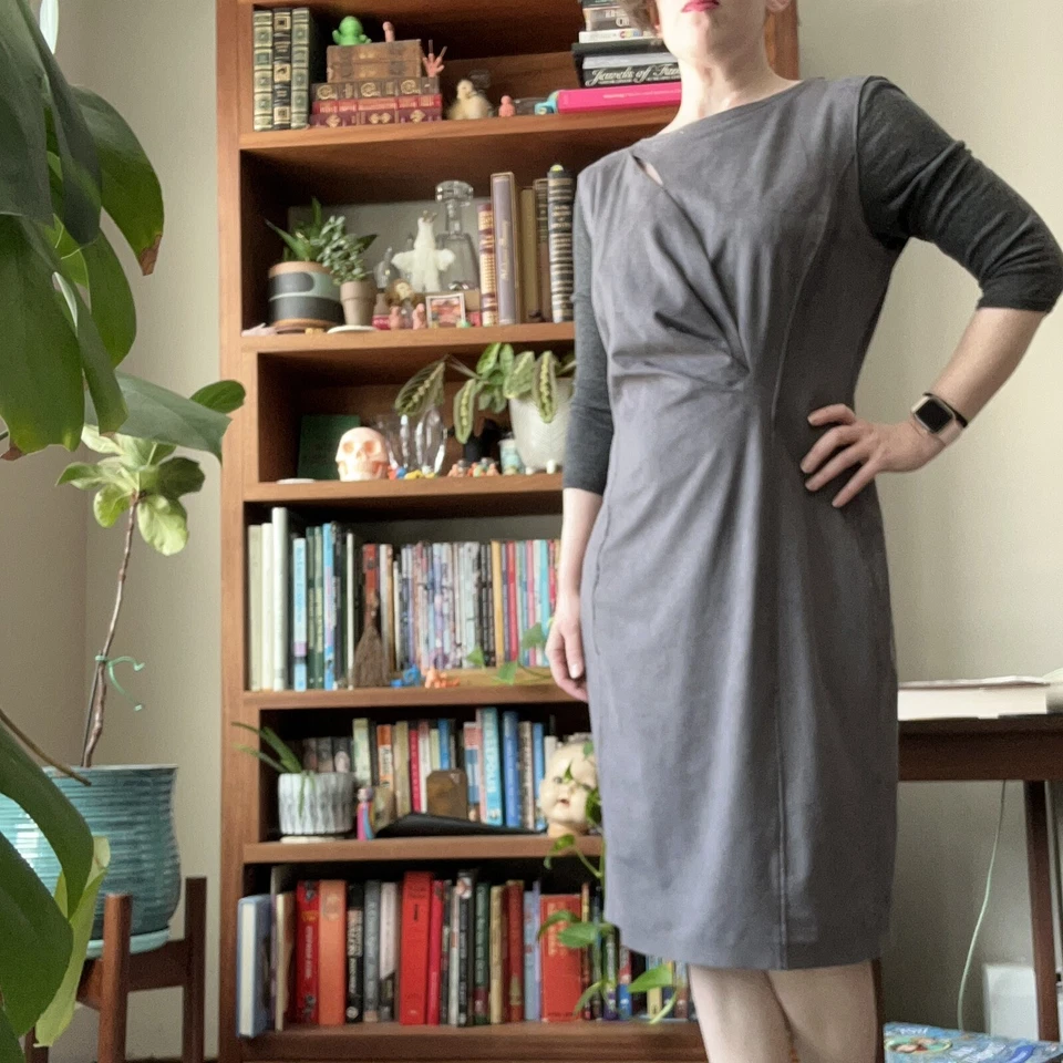 Elie Tahari gray ruched cutout faux suede ruched half sleeve sheath dress - Изображение 2 из 4