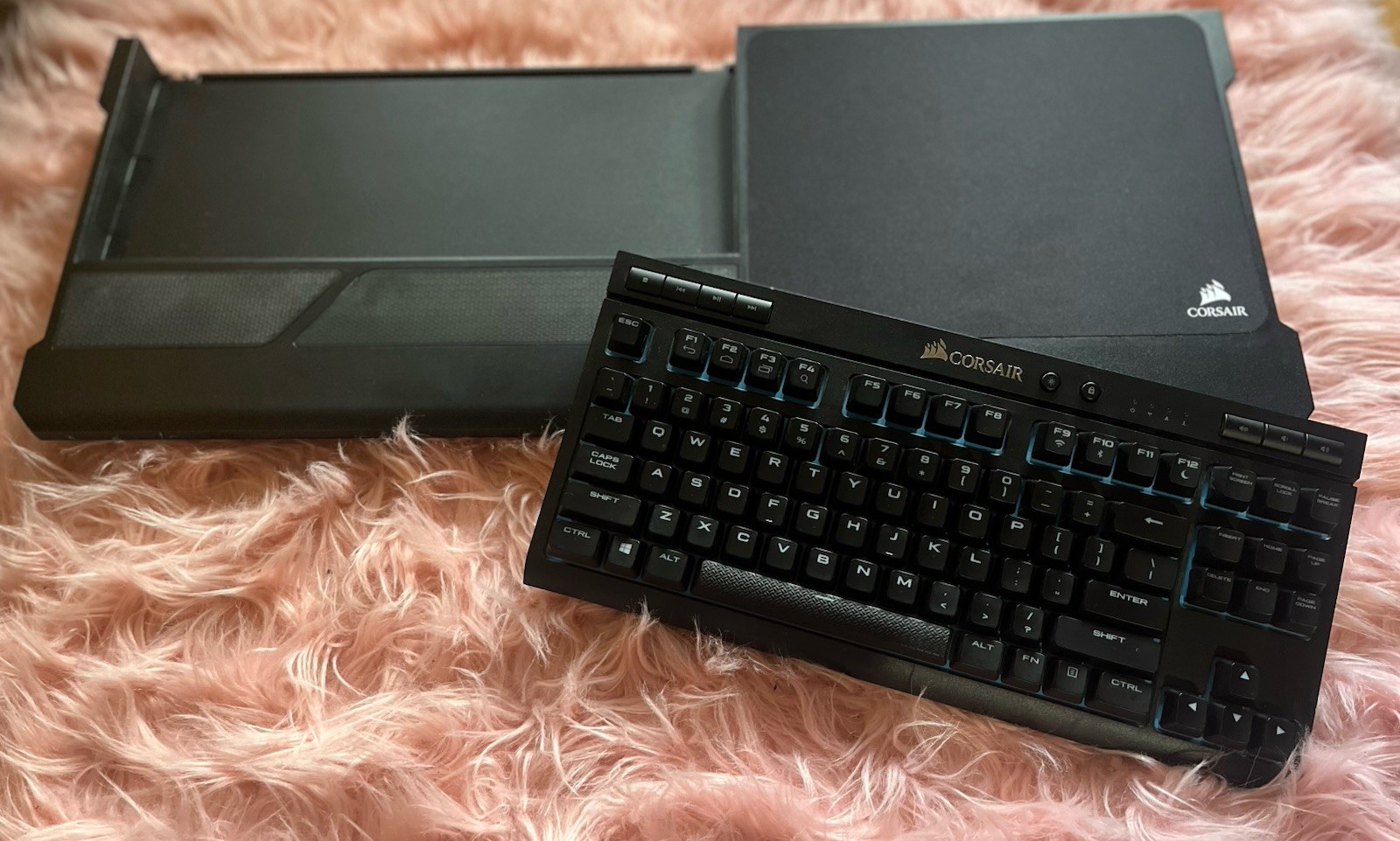 Corsair K63 Wireless Gaming Keyboard + Lapboard Beautiful Co