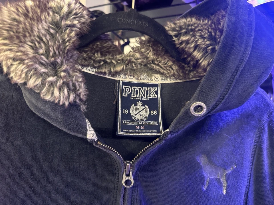 Moletom com capuz Victoria’s Secret rosa M pele sintética com zíper preto lantejoulas coração cachorro logotipo 1986 - Imagem 4 de 4