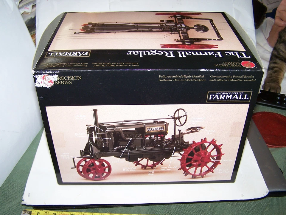 Ertl Precision Series #1 McCormick Deering Farmall Regular Tractor 1/16 1991 Neu in OVP - Bild 3 von 4