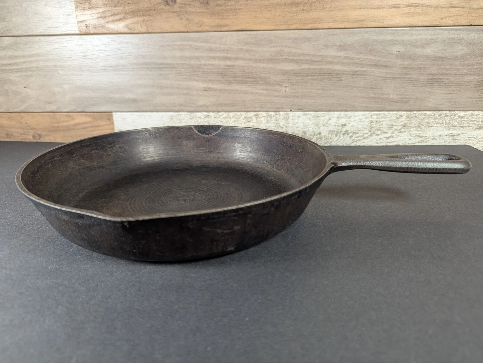 Cast Iron Skillet Pan 10 1/2" Korea Double Pouring Spout 3 Notch Heat Ring vtg