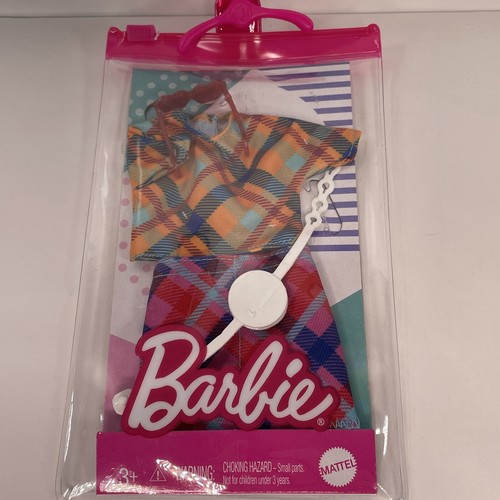 Pack De Mode Barbie Basics De Mattel - Robes Pour Poupée, édition 2024, Accessoires Inclus