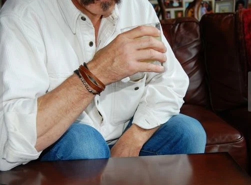 Pulsera de piedra de cuero para hombre | The Laramie | Ojo de tigre, brazalete de ley de ónix negro Foto 3 de 4