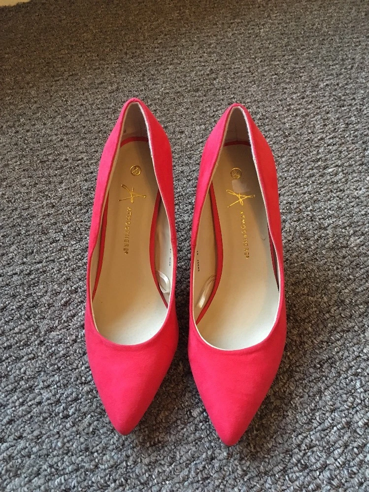 size 6 ATMOSPHERE dark pink red faux suede 4.25