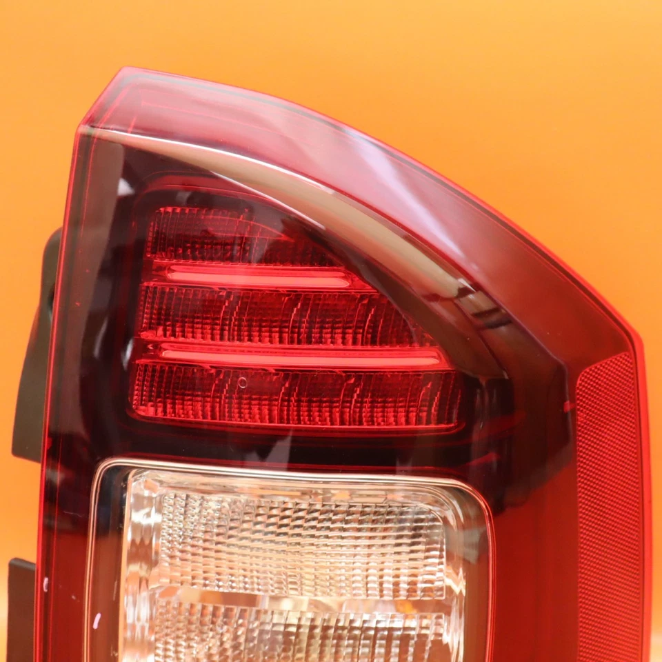 LUZ TRASERA JEEP BRÚJULA PASAJERO DERECHO 2014-2017 333-1964R MERCADO DE ACCESORIOS AHUMADO Foto 2 de 4