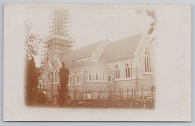 RPPC Kirche im Bau, Turm mit Gerüst, unbekannter Standort