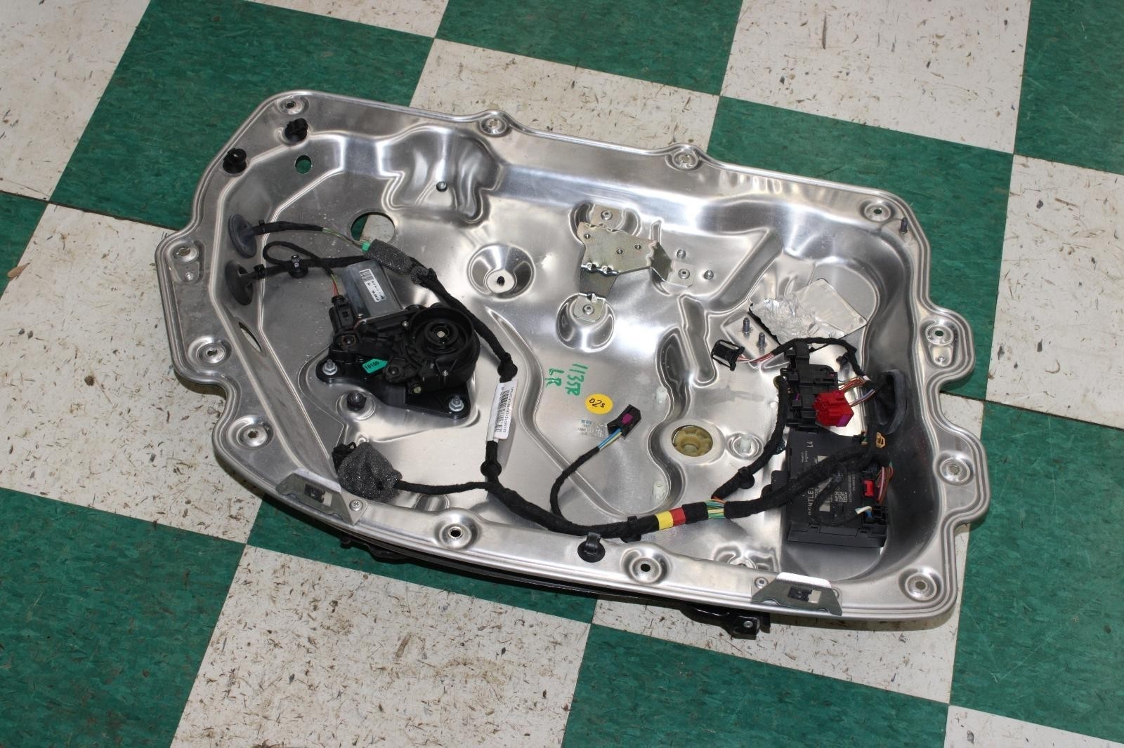 ⚠️-MOTOR⚠️ 13-18 Flying Spur Rear Driver Side Left LH Power Window Regulator OEM