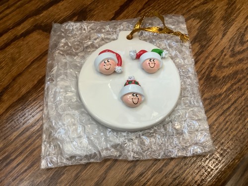 Addobbo Albero di Natale Personalizzato Famiglia di 3 - Palla Bianca (Personalizzabile) - Foto 2 di 5