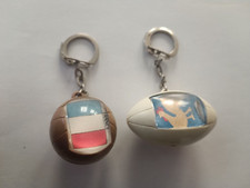 2 Porte-clés Ballon Equipe France FOOTBALL - RUGBY Pub Cognac Keychain Vintage