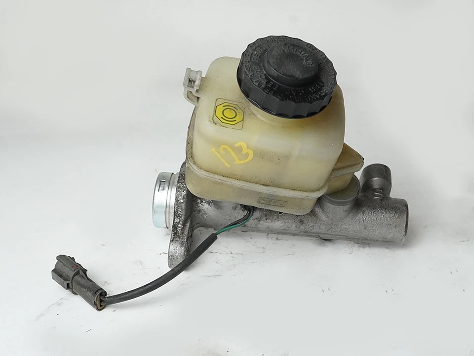 2005 - 2008 Suzuki Reno Forenza Power Brake Cylinder Master W Reservoir Oem - Image 4 of 4