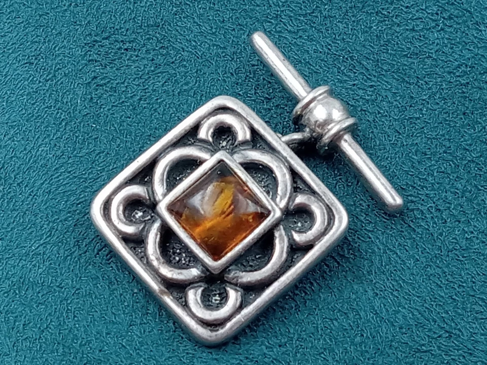 Gemelos cuadrados distintivos de plata de ley de 2/3" con ajustes ámbar Foto 4 de 4