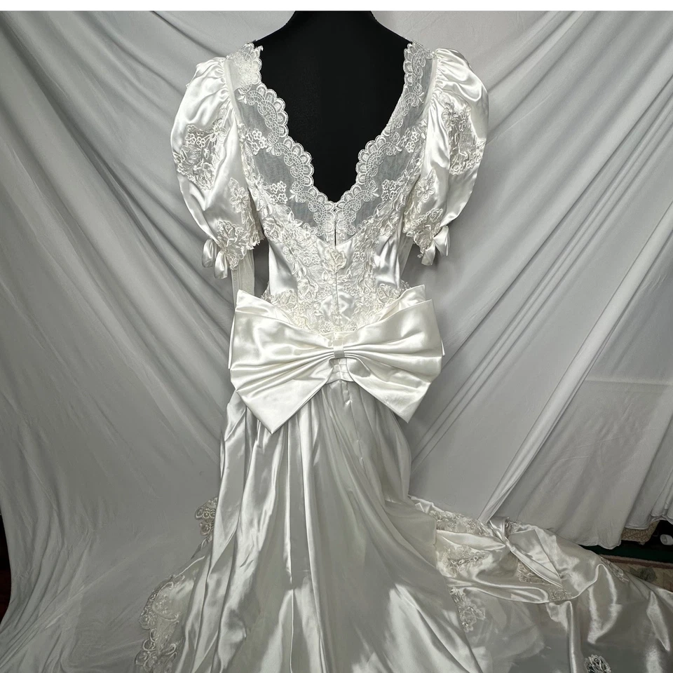Vestido de novia vintage de satén de los años 80/90 de encaje con cuentas mangas hinchadas tren lazo talla 6? Foto 2 de 4