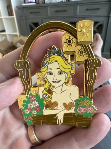 Disney Rapunzel Pin In Her Window With Lanterns LE 100 TANGLED Fantasy Jumbo Pin - Bild 8 von 15