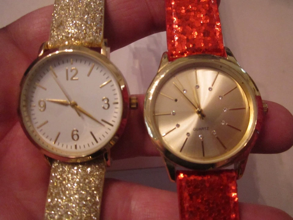LOTE DE 2 RELOJES DE MUJER CON CORREA BRILLANTE ROJO Y ORO - CUARZO - BBA-36 Foto 2 de 4