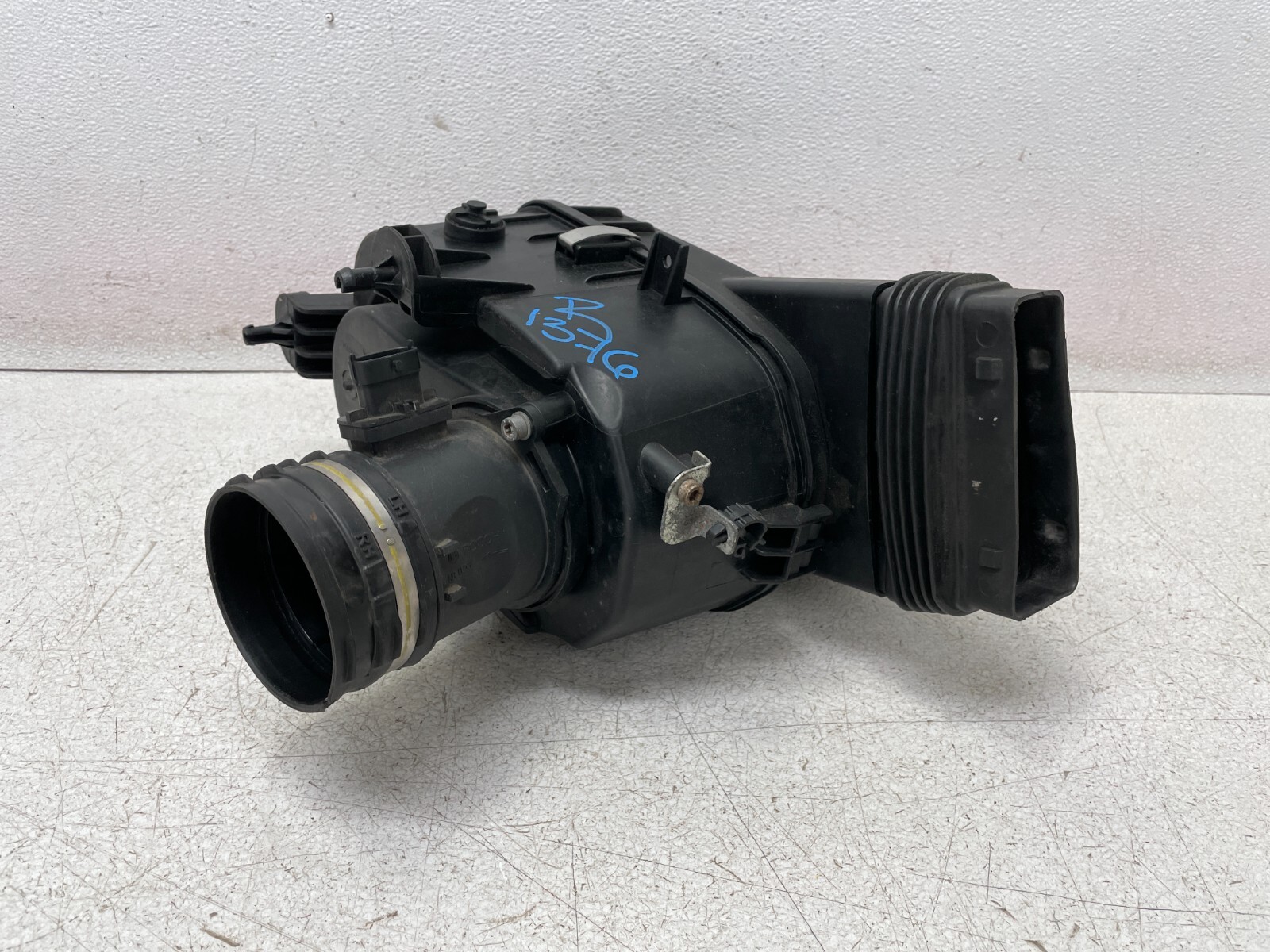 14 15 16 17 Maserati Ghibli Right Air Intake Filter Housing Cleaner Box 1376 OEM