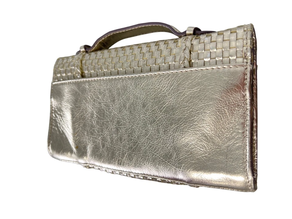 Bolso sin asas de cuero tejido C Wonder de Christian Siriano dorado metálico fiesta Foto 4 de 4