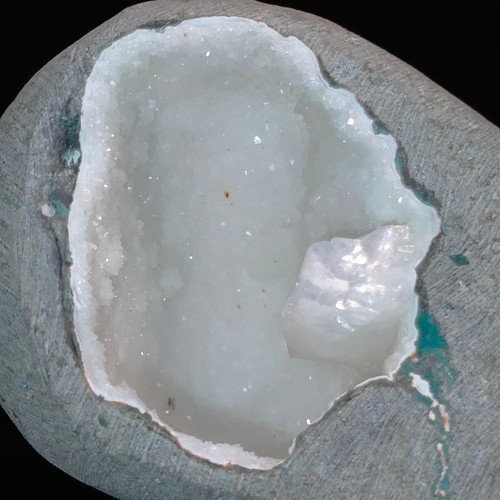 Chalcedony Quartz w/ Heulandite in self-standing geode cut base cave 0.25kg - Foto 3 di 9