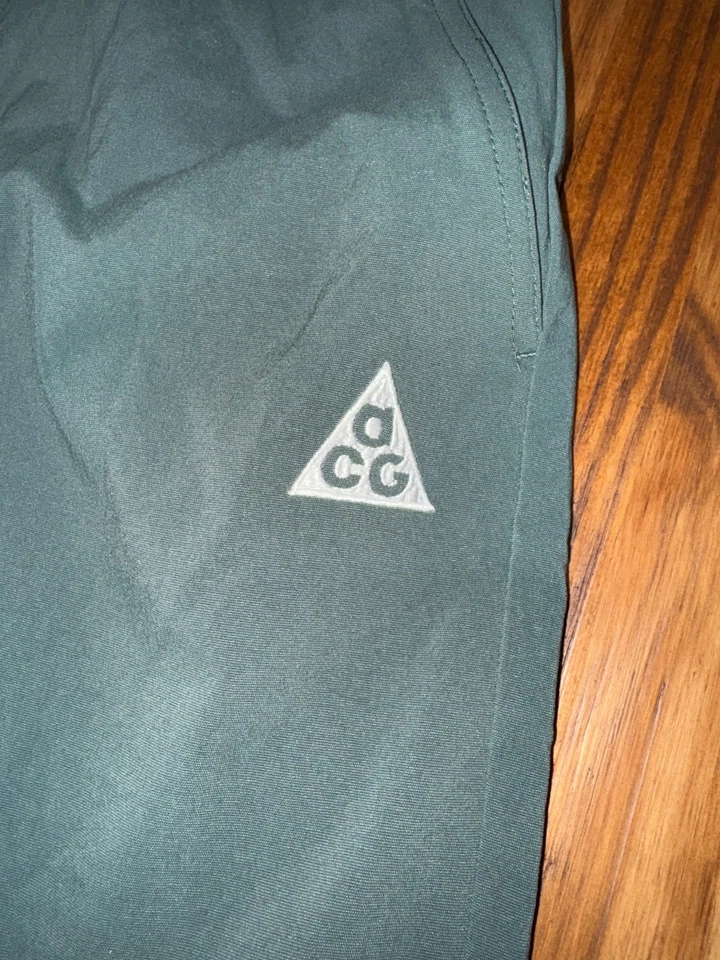 Pantalones de senderismo Nike para mujer pequeños 'UV Hike' ACG tiro medio verdes FQ3058-338 Foto 2 de 4