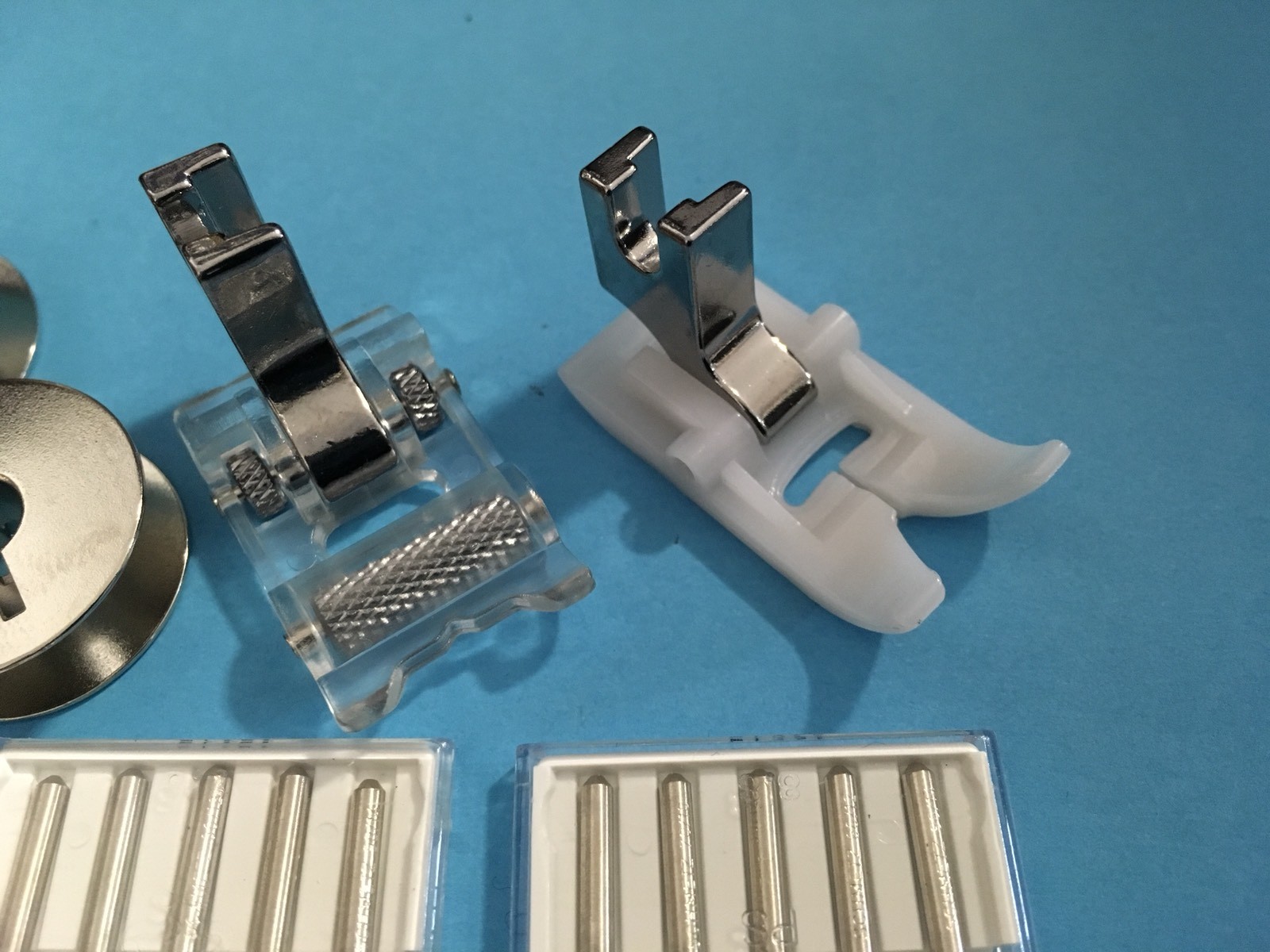 Teflon And Rolling Foot spulenkapsel Bobbin+Needles for Pfaff Sewing