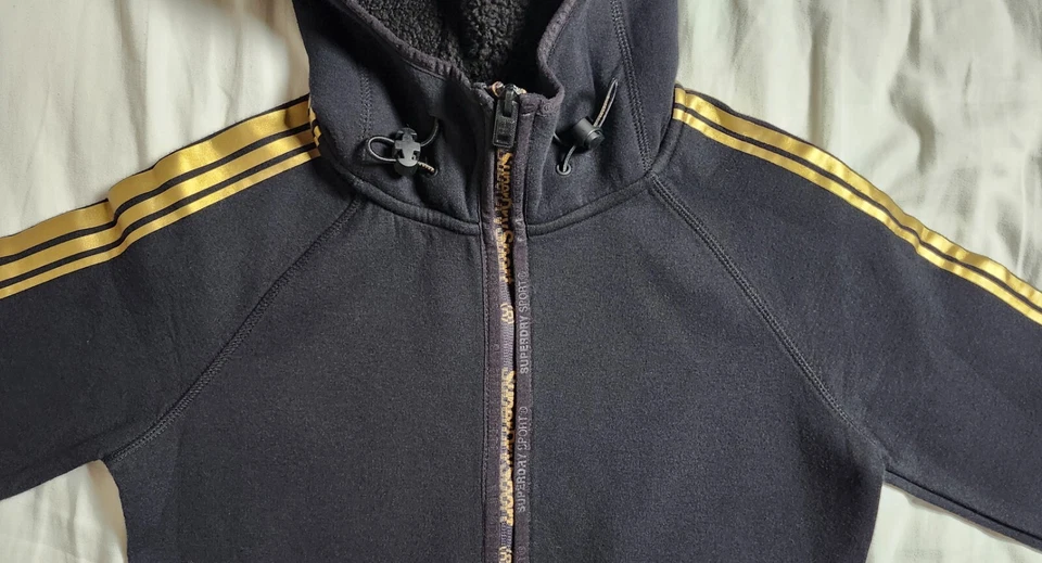 Moletom com capuz feminino Super Dry Sport Gold Gym Tech zíper completo tamanho 2 - Imagem 2 de 4