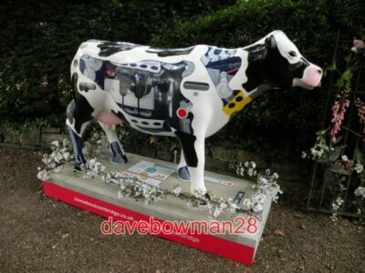 FOTO CAMBRIDGE KÜHE ÜBER CAMBRIDGE 34: MOOTO COW KÜNSTLER DAVID MITCHELL (NICHT T