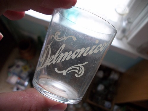 DELMONICO FANCY SRIPT ACID ETCHED DISTILLERS GLASS PRE-PROHIBITION - Picture 2 of 3