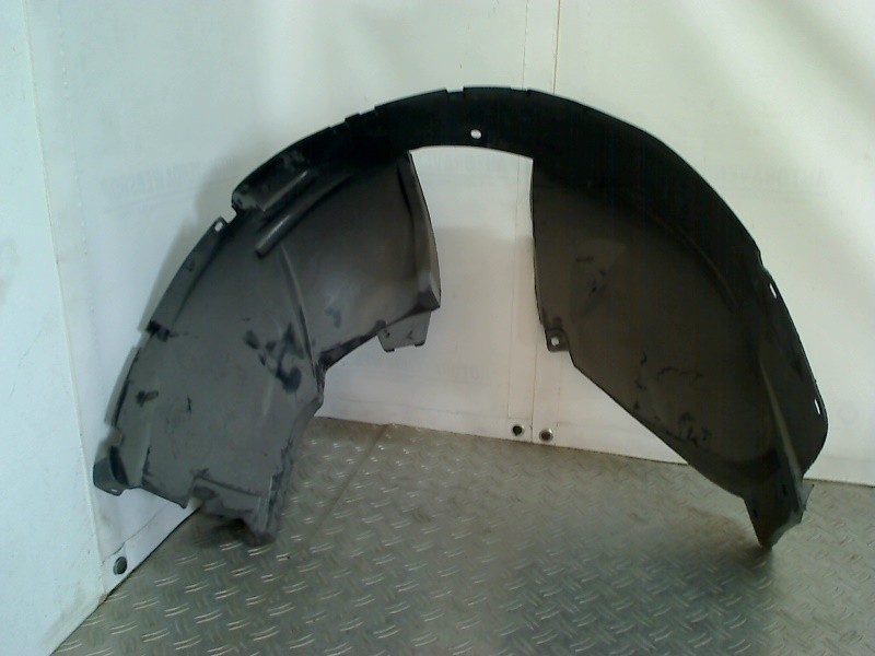 Aile avant gauche pour remplacer une piece endommagee sur Sandero 2013