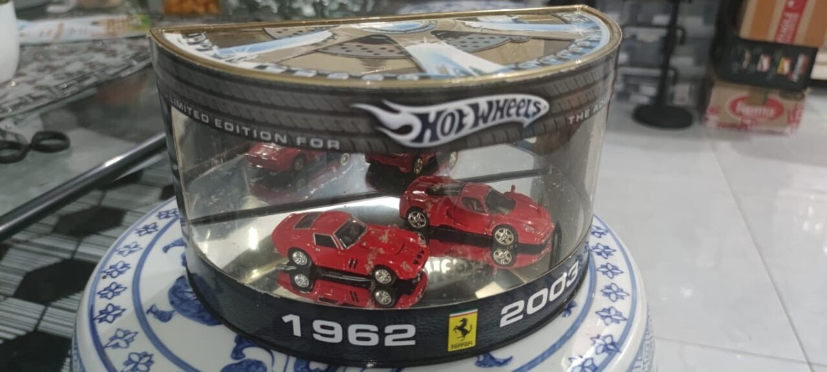 Hot Wheels FERRARI Set 1962 250 GTO + 2003 Enzo Ferrari Oil Hot Wheels FERRARI Set 1962 250 GTO + 2003 Enzo Ferrari Oil