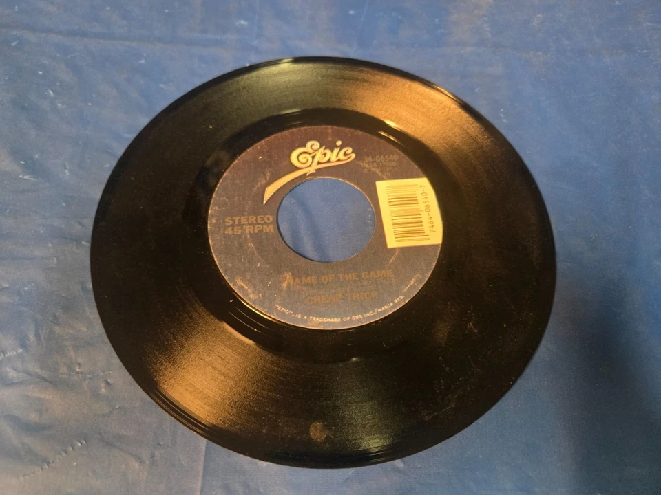 CHEAP TRICK - NAME OF THE GAME / IT'S ONLY LOVE - 7" VINYL SINGLE Foto 3 de 3