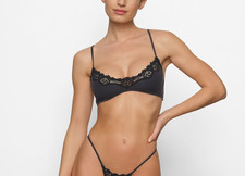 NWT SKIMS FITS EVERYBODY LACE SCOOP BRALETTE MEDIUM ONYX BLACK