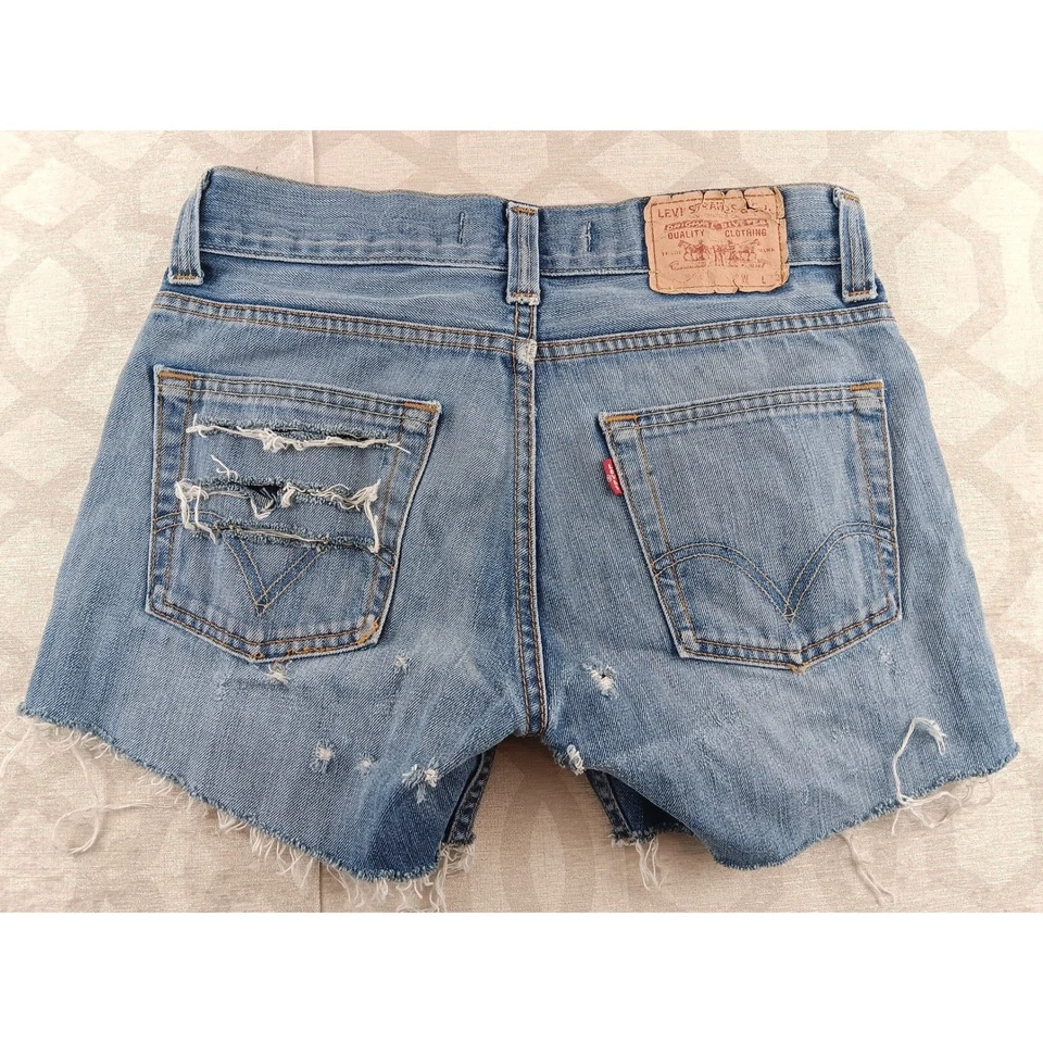 Pantalones Cortos de Denim Levi's 512 Corte Envejecido Rasgado Azul Para Mujer Talla 31x32 Foto 2 de 4