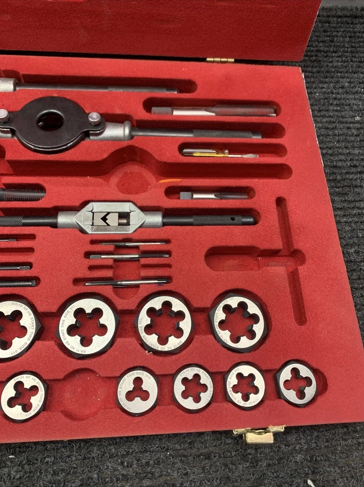 Bosch Nº Usado 96502 Juego de grifos y troqueles 58 piezas - Faltan 8 piezas Foto 2 de 4