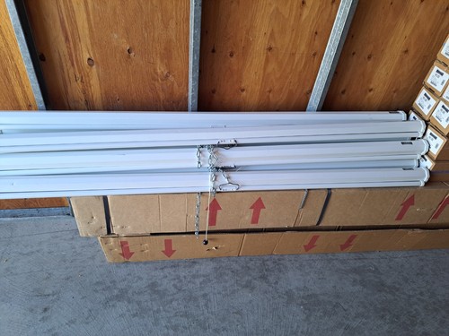 Da-Lite 40188, Model B, 70" x 70" matte white, projection wall or ceiling screen - Picture 2 of 3