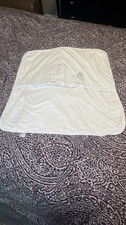 Experience comfort and elegance with this cream baby blanket. 
