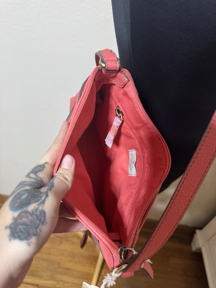 St. John's Bay, Monedero Coral, Detalles Cremallera, Correa Ajustable, Nuevo Con Etiquetas Foto 4 de 4